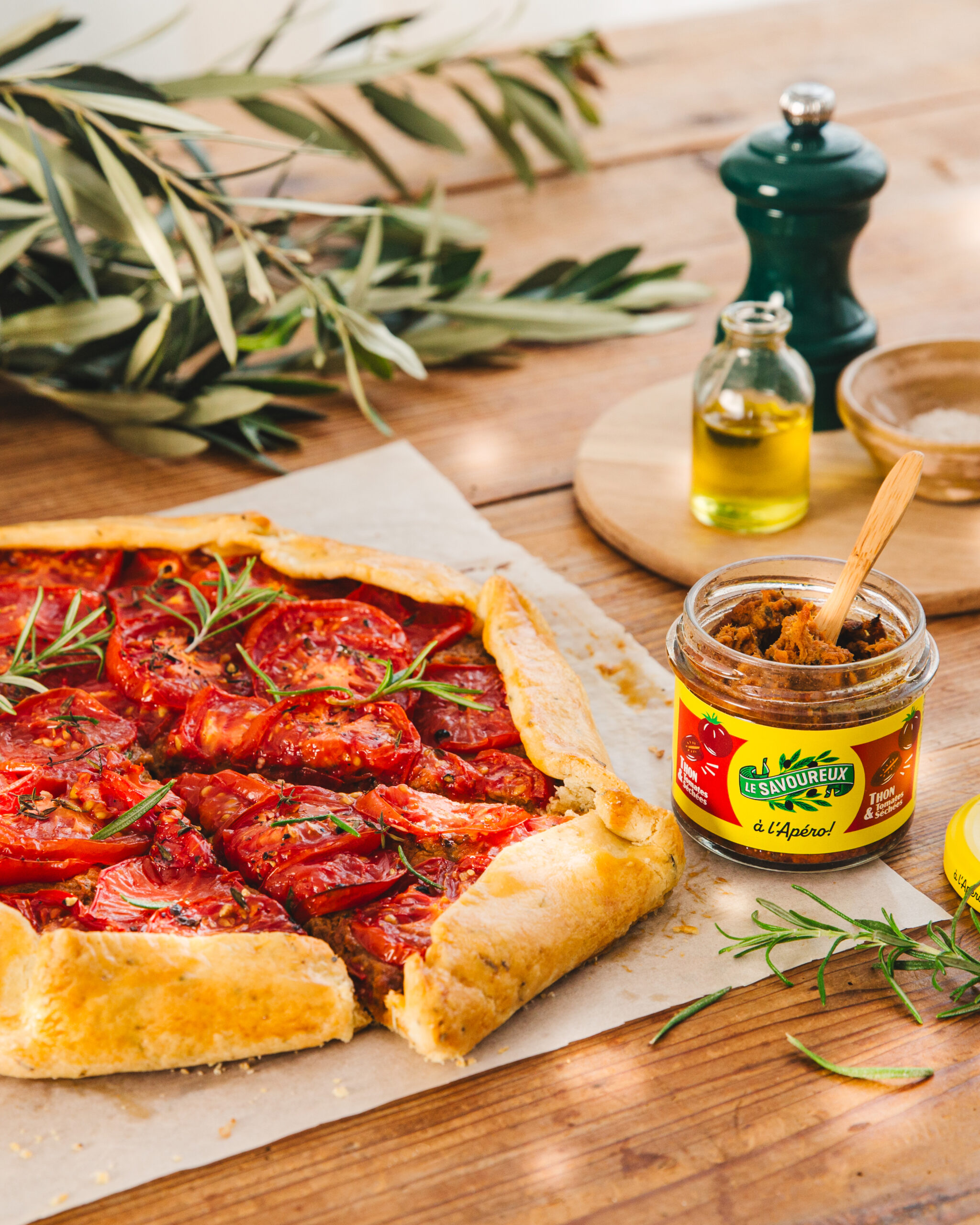 Tarte rustique tomates avec tartinable de thon et tomates séchées