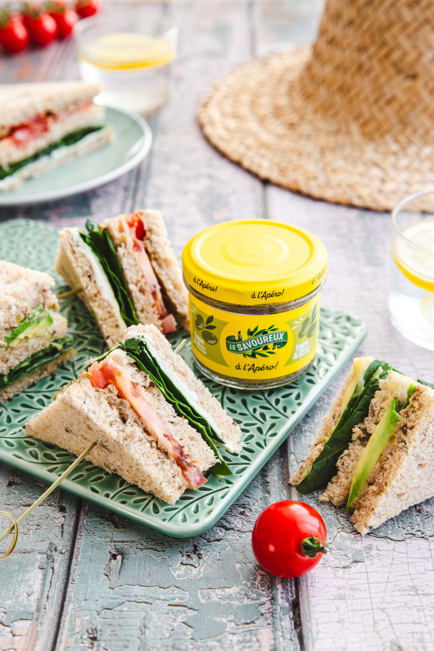 Club sandwiches du soleil avec tartinable de thon et olives vertes